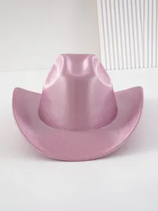Primo piano di un cappello da cowboy rosa metallizzato lucido per spettacoli