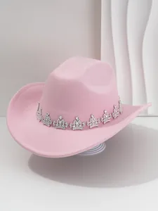 Chapeau de cow-boy rose élégant orné d'une couronne de strass pour mariages et soirées.
