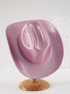 Vista dettagliata di un cappello da cowboy rosa metallizzato con trama superficiale