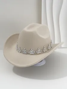 Vue détaillée des couronnes de strass sur un élégant chapeau de cowboy blanc mariée
