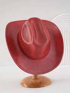 Cappello da cowboy rosso scintillante su supporto in legno per carnevale festivo.