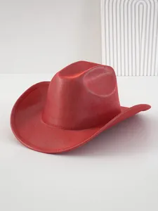 Dettaglio ravvicinato di un cappello da cowboy rosso glitterato per spettacoli e feste