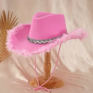 Modischer rosa Cowboyhut mit flauschigem Federbesatz und funkelndem silbernem Paillettenband.