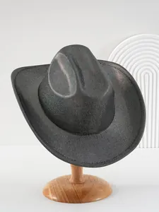 Dettaglio ravvicinato di un cappello da cowboy nero con paillettes per spettacoli