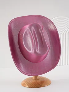 Dettaglio macro di un cappello da cowboy con paillettes rosa per spettacoli o carnevale