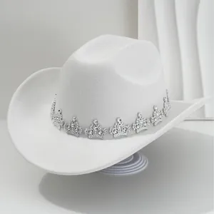 Chapeau de cowboy blanc élégant avec couronne en strass pour mariée et fête.