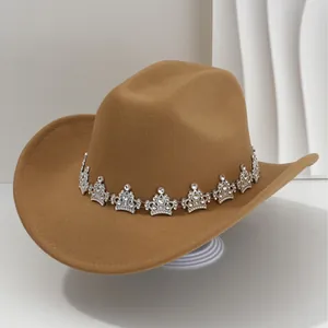 Chapeau de cowboy marron élégant avec décorations de couronnes en strass pour mariées
