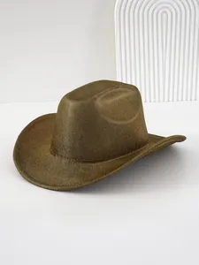Dettaglio ravvicinato di cappello da cowboy dorato metallico per spettacoli e feste