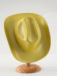 Dettaglio ravvicinato della trama e della corona del cappello da cowboy giallo glitterato