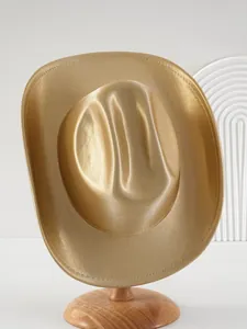 Dettaglio cappello da cowboy dorato metallizzato per feste e spettacoli teatrali