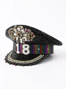 Cappello capitano di paillettes nere con strass arcobaleno e dettaglio numero 18 perla