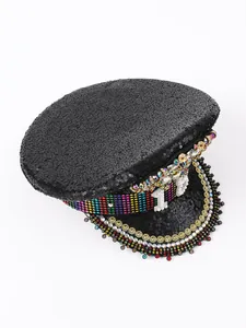 Dettaglio del cappello da festa Y2K in paillettes nere con strass colorati e numero 18 in perle