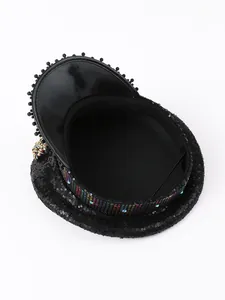 Vista dettagliata del cappello da capitano Y2K con paillettes nere e strass colorati