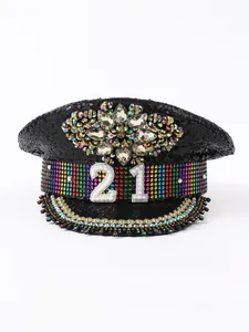 Dettaglio cappello da palco Y2K con strass arcobaleno e numero 21 decorato con perle