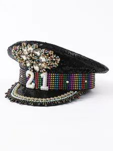 Dettaglio ravvicinato del cappello da scena Y2K con strass e numero 21 decorato in perle