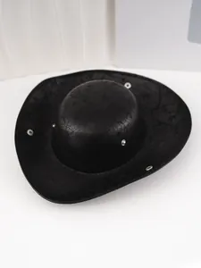 Nahaufnahme eines schwarzen Cowboyhuts aus Kunstleder mit Riss-Textur und Metallnieten.