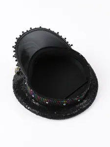 Dettaglio cappello da capitano con paillettes e decorazioni di gemme arcobaleno