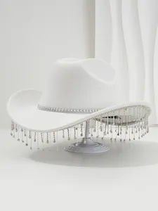 Elegante witte vilten cowboyhoed met verfijnde strass-kwastjes voor feestelijke gelegenheden
