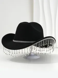 Gedetailleerde weergave van strass-kwastjes op een chique zwarte vilten cowboyhoed