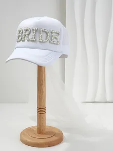 Cappello sposa bianco con eleganti scritte in perle e strass e velo da sposa