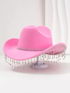 Detailopname van sprankelende strass kwastjes op een elegante roze vilt cowboyhoed