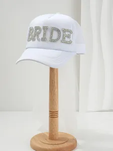 Dettaglio del cappello a rete bianco BRIDE con strass e un lungo velo da sposa molto elegante