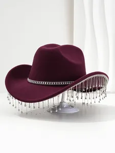 Elegante bordeauxrode vilten cowboyhoed met fonkelende strassteentjes en franjes.