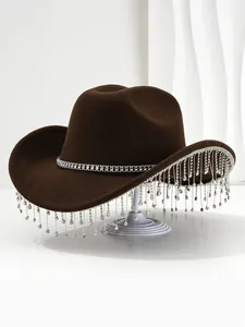 Gedetailleerd overzicht van de fonkelende strass franje op een bruine vilt cowboyhoed.