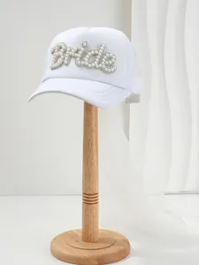 Vista dettagliata di un cappello da sposa bianco con strass di perle e velo lungo.