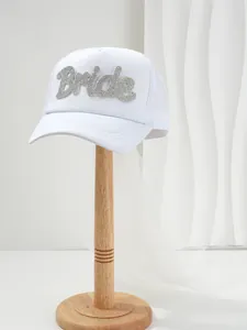 Cappello trucker da sposa bianco con scritta 'Bride' in strass e velo in tulle