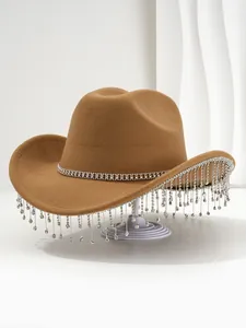 Gedetailleerd zijaanzicht van bruine vilten cowboyhoed met strass franjes