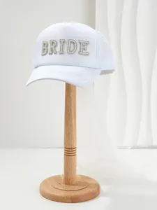Cappellino da sposa in mesh bianco con perle, strass BRIDE e lungo velo da sposa.