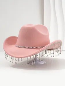Detailopname van de glinsterende strass-franjes aan de rand van een roze cowboyhoed