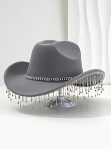 Detailweergave van een grijze vilten cowboyhoed met fonkelende strass-franjes voor feesten.