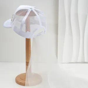 Berretto da baseball bianco da sposa in mesh con lungo velo da matrimonio