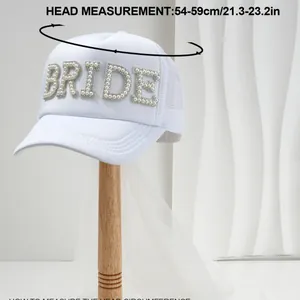 Cappello trucker da sposa bianco con lettere BRIDE in perle e velo da sposa elegante.