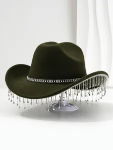 Detail van elegante donkergroene vilten cowboyhoed met glanzende strass franje kwastjes