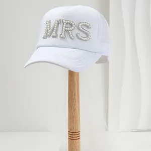 Cappellino da sposa bianco in rete con scritta MRS in perle e velo da sposa abbinato