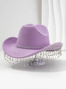 Detail van paarse vilten cowboyhoed met elegante lange versiering van stras franjes.