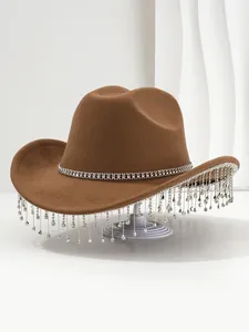 Gedetailleerde weergave van een bruine vilten cowboyhoed met strass franje kwastjes.