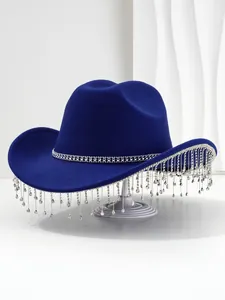Detail van een koningsblauwe vilten cowboyhoed met fonkelende strass-steentjes en franjes
