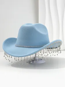 Zijaanzicht van een lichtblauwe vilt cowboyhoed met fonkelende strass franje kwastjes.