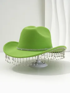 Detail van groene vilten cowboyhoed met sprankelende strassteentjes franjes