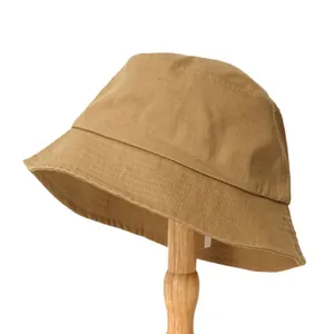 Klassischer khakifarbener Fischerhut mit kurzer Krempe, faltbar und vielseitig tragbar.