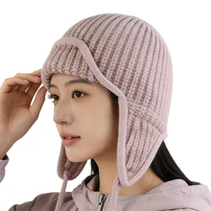 Cappello da aviatore in maglia rosa da donna con paraorecchie e sottogola regolabili