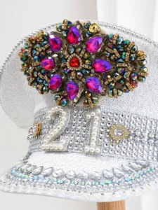 Primer plano de gorra de escenario con número 21 de perlas y flores de pedrería brillantes