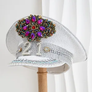 Sombrero de escenario de lentejuelas blancas con número 21 de perlas y flores de gemas