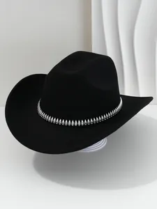 Vista detallada de un sombrero de vaquero negro con banda decorativa de púas plateadas.