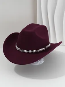 Primer plano detallado de sombrero fedora granate con banda de tachuelas plateadas