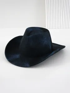 Detailweergave van een donkerblauwe vilten cowboyhoed met fluwelen textuur
